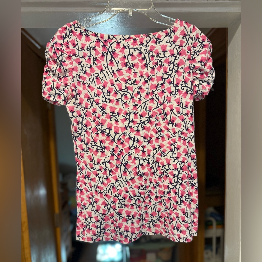 Gorgeous cotton Lily Pulitzer floral shirt with flattering mild sleeve ruching
